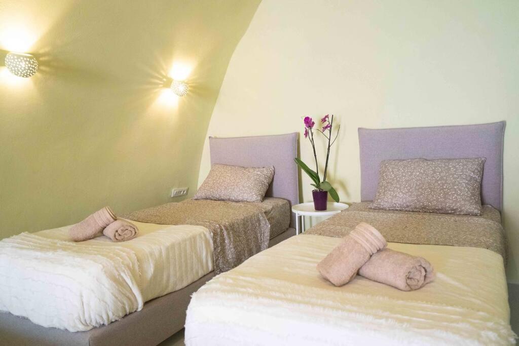 Santorini Oasis- Cave House Villa Фира Екстериор снимка