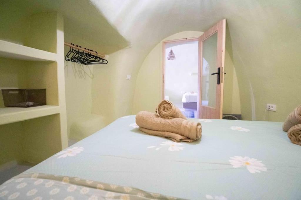 Santorini Oasis- Cave House Villa Фира Екстериор снимка