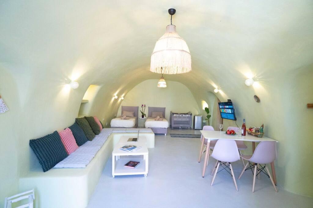 Santorini Oasis- Cave House Villa Фира Екстериор снимка