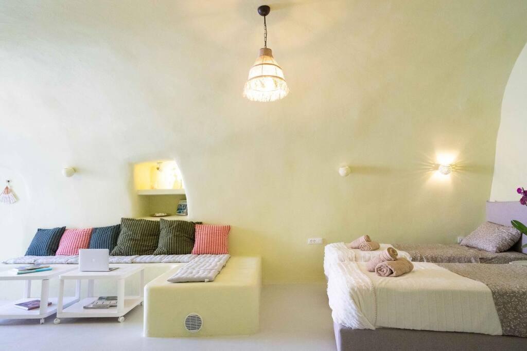 Santorini Oasis- Cave House Villa Фира Екстериор снимка