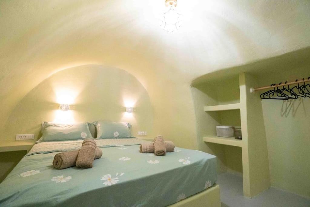 Santorini Oasis- Cave House Villa Фира Екстериор снимка