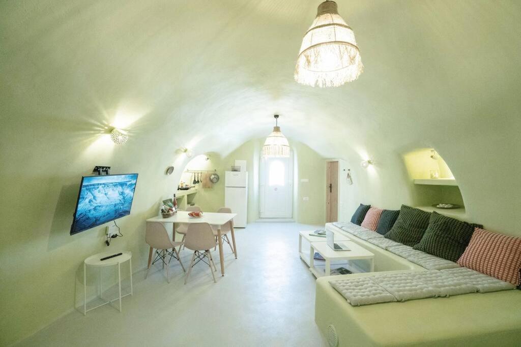 Santorini Oasis- Cave House Villa Фира Екстериор снимка